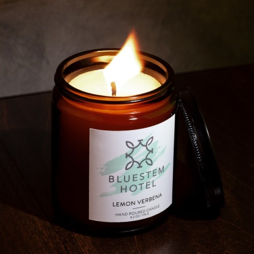 Vela ámbar radiante de 8 oz con tapa